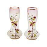 Pareja de jarrones franceses Art Nouveau en cristal mateado con decoración floral esmaltada,