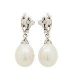 Pendientes en oro blanco con motivo diseño flor, dos diamantes talla brillante y perla perilla de 10