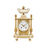 Reloj de sobremesa francés Napoleón III estilo Luis XVI en alabastro y bronce dorado con