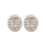 Pendientes diseño oval en oro blanco con pavé de diamantes talla brillante. Peso diamantes: 0,28 ct.