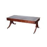 Mesa de despacho estilo Regency en madera de caoba y cedro con seis cajones en cintura, tres ciegos,