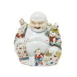 Buda con niños. Grupo en porcelana china, ppios. del s.XX. Marcas en la base. 26 x 24 x 14 cm.