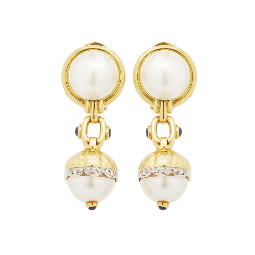 Pendientes largos en oro bicolor con perlas mabe de 14 mm., diamantes talla brillante y cabujones de