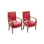 Pareja de sillones franceses estilo Imperio en madera de nogal con tapicería de tonalidad burdeos de
