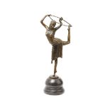 Escuela europea, fles. del s.XX. Bailarina con aro. Escultura estilo Art Deco en bronce patinado