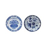 Lote de dos platos en porcelana china azul y blanca con decoración de jarrones y flores, ppios.