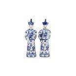 Dignatarios. Pareja de figuras en porcelana china azul y blanca.