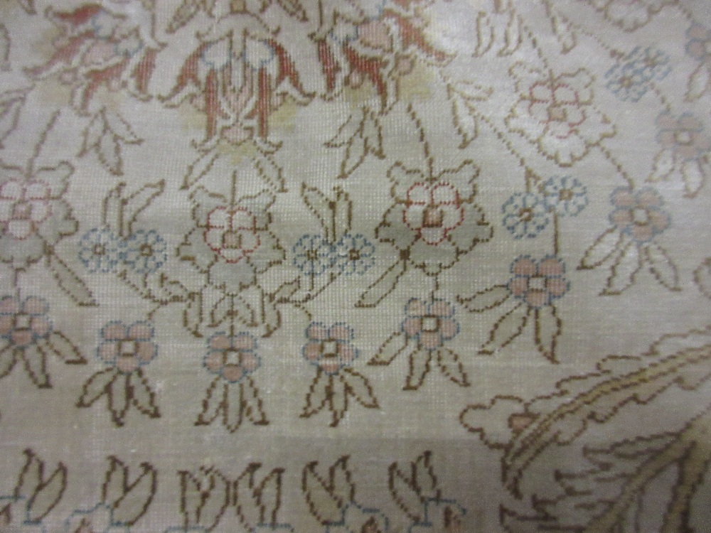 Small modern Turkish silk vase rug woven in pale shades (slight wear) CONDITION REPORT - Image 8 of 13
