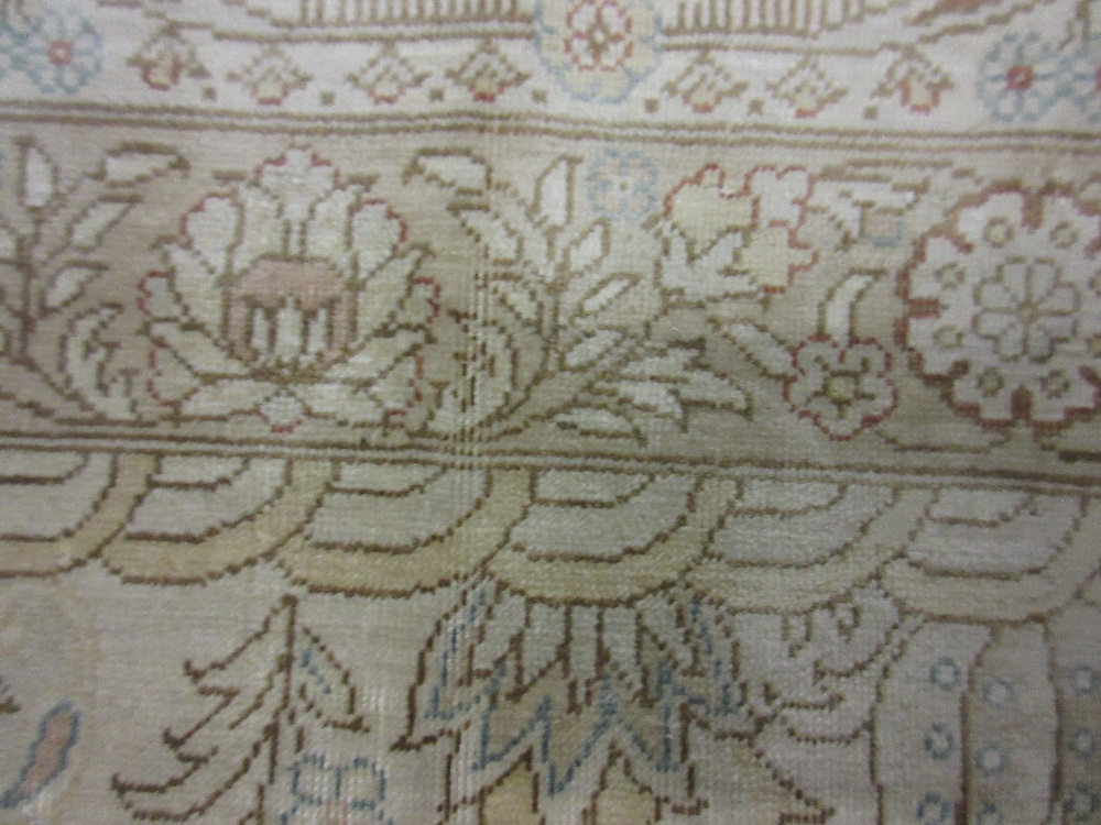 Small modern Turkish silk vase rug woven in pale shades (slight wear) CONDITION REPORT - Image 11 of 13
