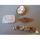 Victorian 9ct gold sapphire and split pearl bar brooch (pin lacking),