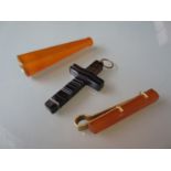 Agate crucifix, 9ct yellow gold tie pin and a cheroot holder