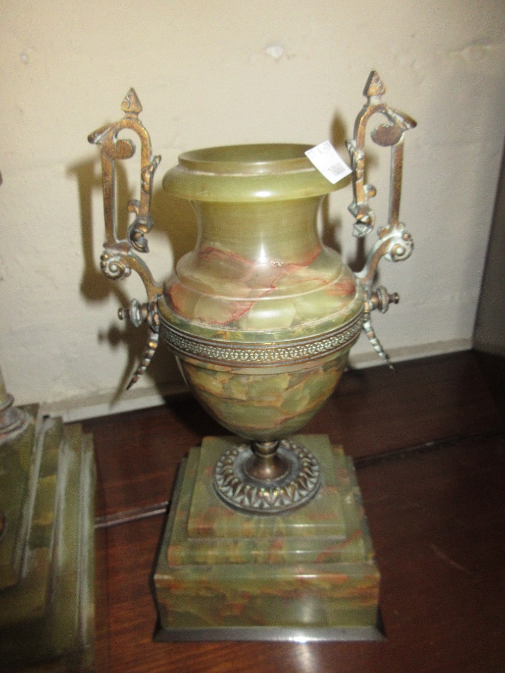 Late Victorian green onyx clock garniture with gilt metal mounts, the gilded dial with Roman - Image 5 of 6