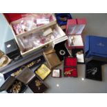 Quantity of miscellaneous costume jewellery