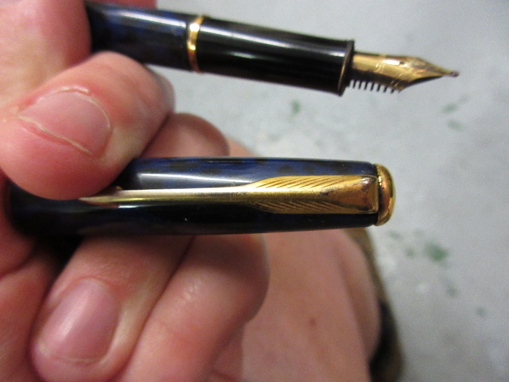 Waterman fountain pen with an 18ct gold nib together with a Parker pen stand and a quantity of other - Image 13 of 19