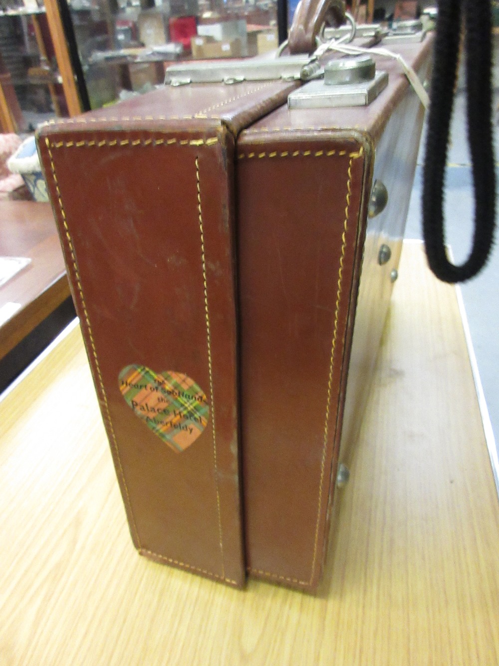 Mid 20th Century Revelation brown leather suitcase No bad smelling odours - Image 7 of 8