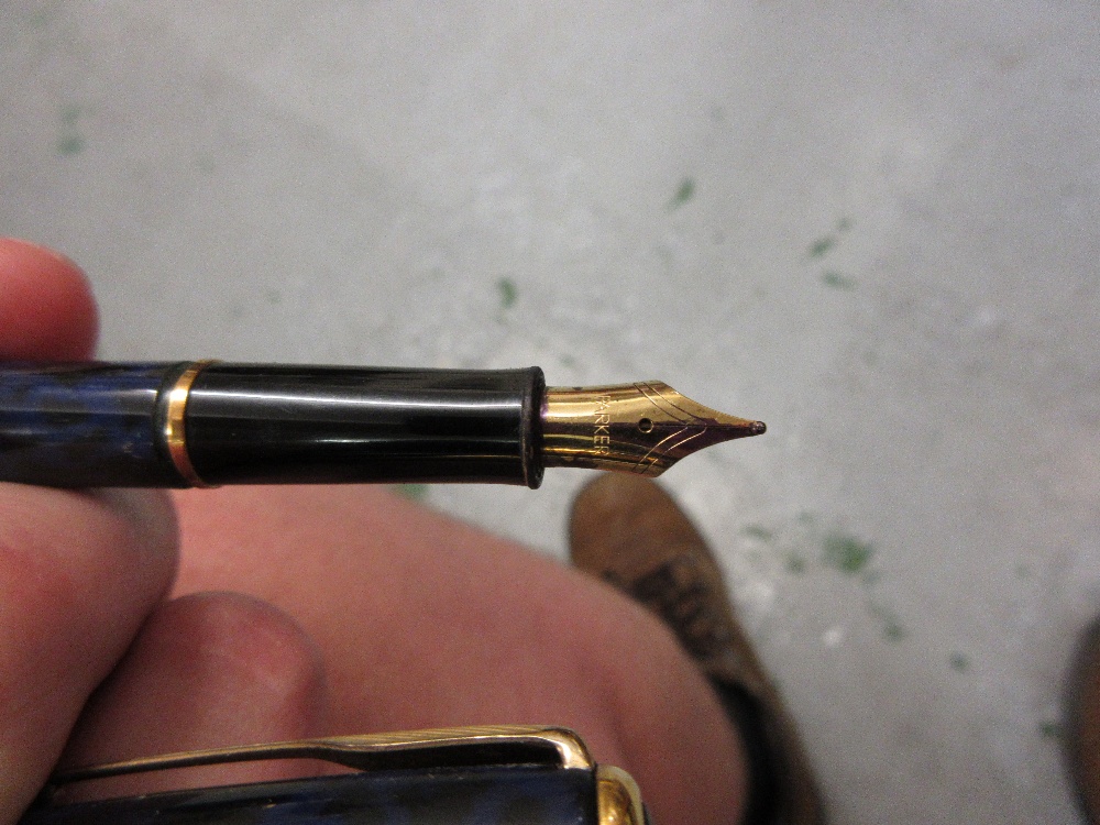 Waterman fountain pen with an 18ct gold nib together with a Parker pen stand and a quantity of other - Image 11 of 19