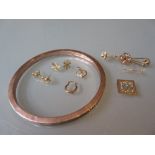 9ct gold bangle, 9ct gold bar brooch, together with a quantity of various stud earrings and a