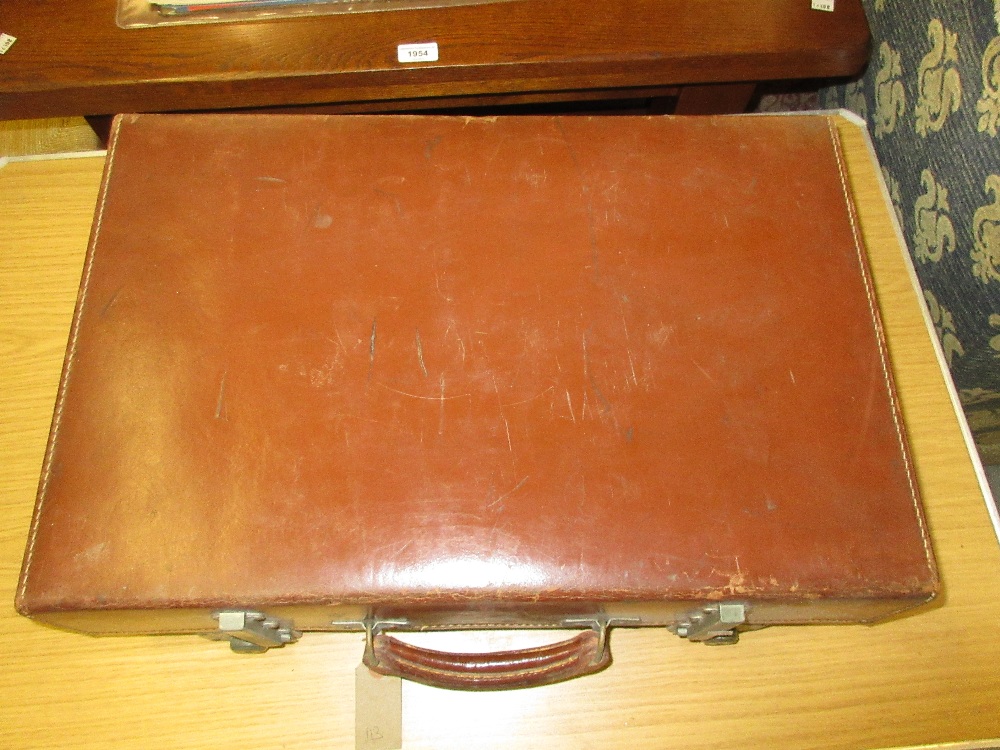 Mid 20th Century Revelation brown leather suitcase No bad smelling odours - Image 2 of 8