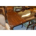 Good quality Victorian mahogany pull-out extending dining table with two extra leaves raised on
