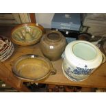 Late blue and white Delft tobacco jar (lacking cover), pottery jelly mould and three other items