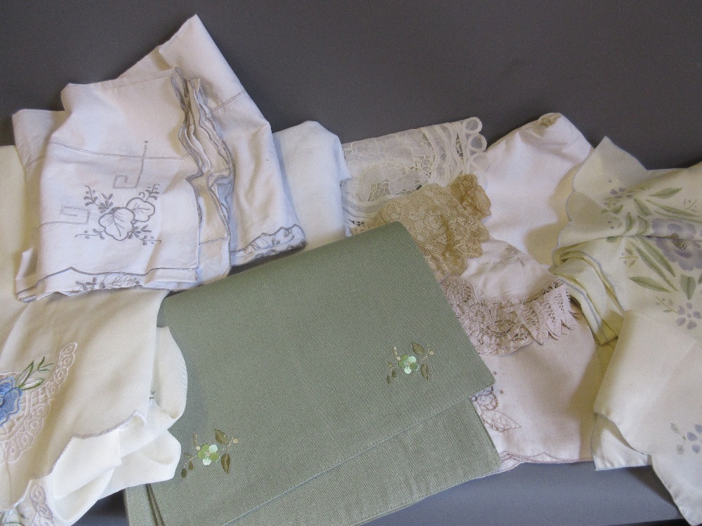 Small quantity of various table linen