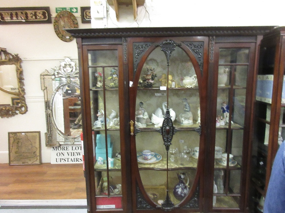 Good quality Edwardian mahogany display cabinet, the carved moulded cornice above a centre door - Image 3 of 4