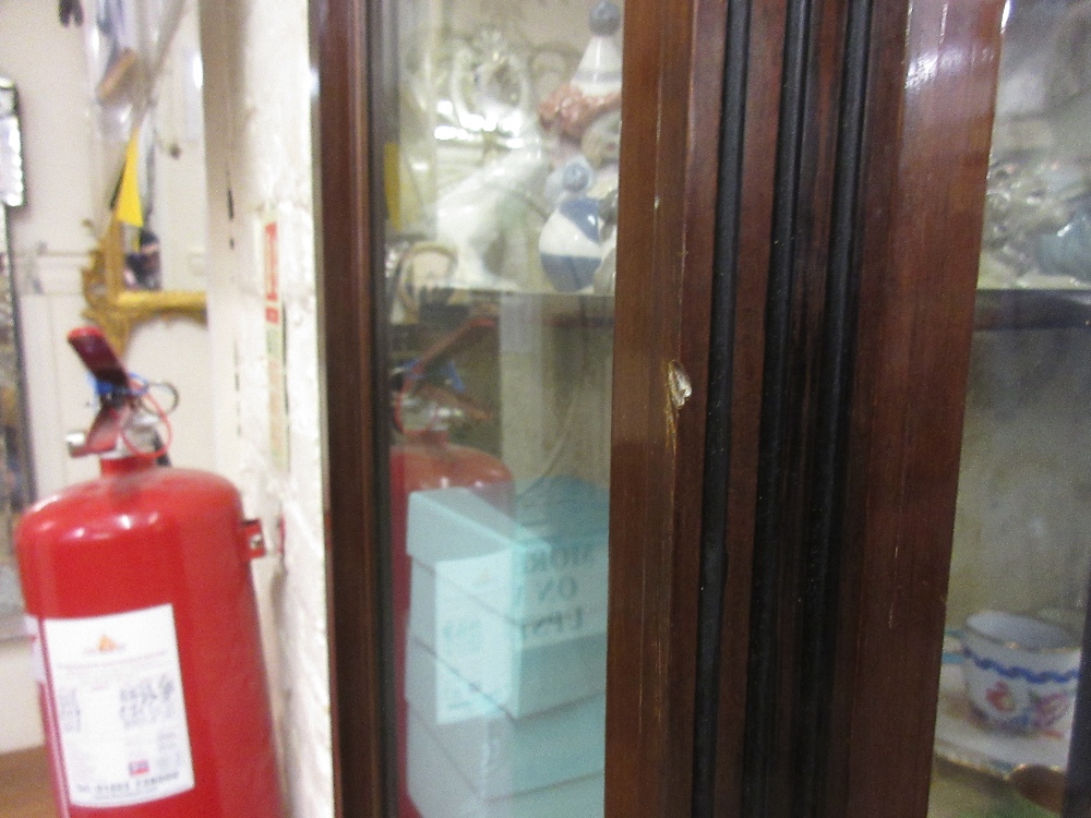 Good quality Edwardian mahogany display cabinet, the carved moulded cornice above a centre door - Image 4 of 4