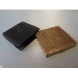 Ladies 9ct gold compact of square ribbed design, 2.25ins square