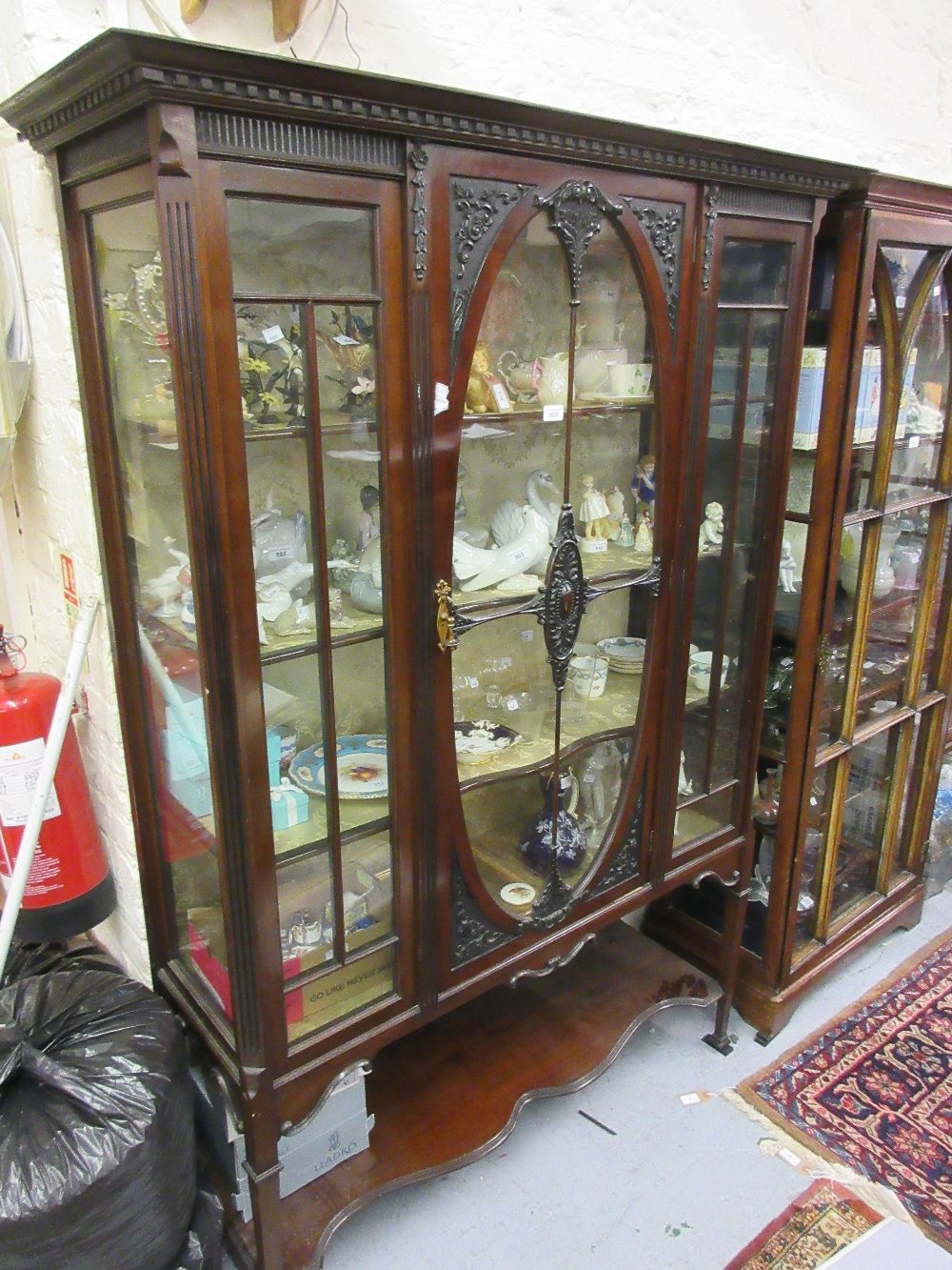 Good quality Edwardian mahogany display cabinet, the carved moulded cornice above a centre door