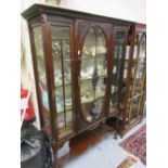 Good quality Edwardian mahogany display cabinet, the carved moulded cornice above a centre door