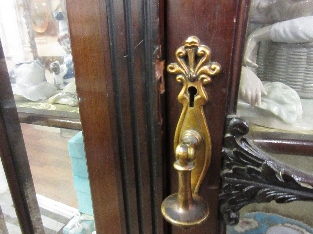 Good quality Edwardian mahogany display cabinet, the carved moulded cornice above a centre door - Image 2 of 4