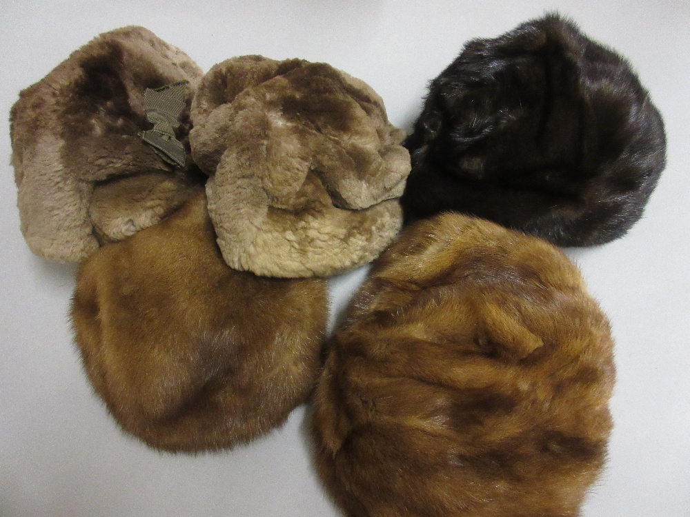 Ladies medium brown fur jacket (at fault), a lambs wool shawl, a three quarter length dark brown fur - Bild 2 aus 2