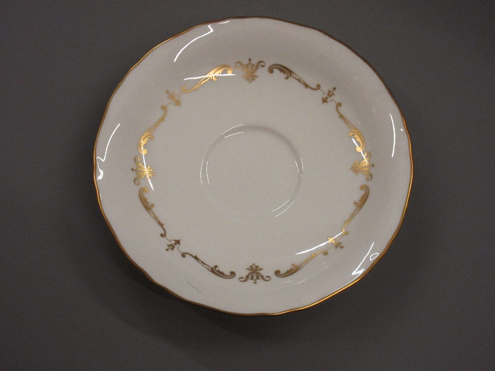 Extensive Royal Worcester gold Chantilly pattern twelve place setting dinner and tea service - Image 3 of 3