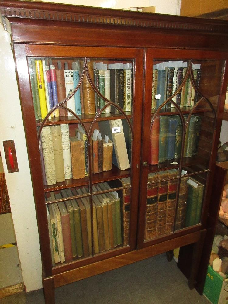 Late Georgian mahogany bookcase top on a later stand, with a moulded dentil cornice above two