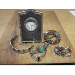 Small silver mounted clock, together with a small quantity of other jewellery