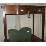 Small Edwardian mahogany and chequer line inlaid writing table with a green leather inset top