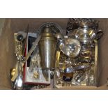 Quantity of miscellaneous silver plate to include: cased set of bean handled coffee spoons, cocktail