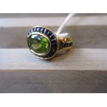 18ct Yellow gold ring set oval peridot and cabochon sapphires