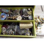 Quantity of miscellaneous costume jewellery