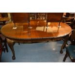 Early 20th Century mahogany oval wind-out extending dining table, the gadroon rim above carved