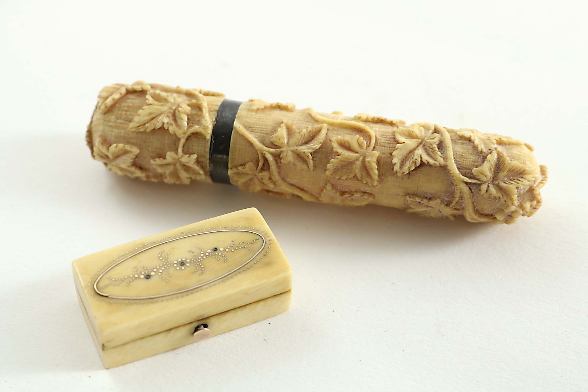 A GEORGE III GOLD-MOUNTED IVORY VINAIGRETTE with pique-work on the cover and a carved ivory needle