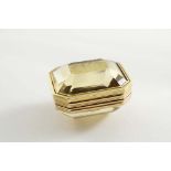 A GEORGE III GOLD-MOUNTED CITRINE VINAIGRETTE of canted rectangular form with reeded borders, a