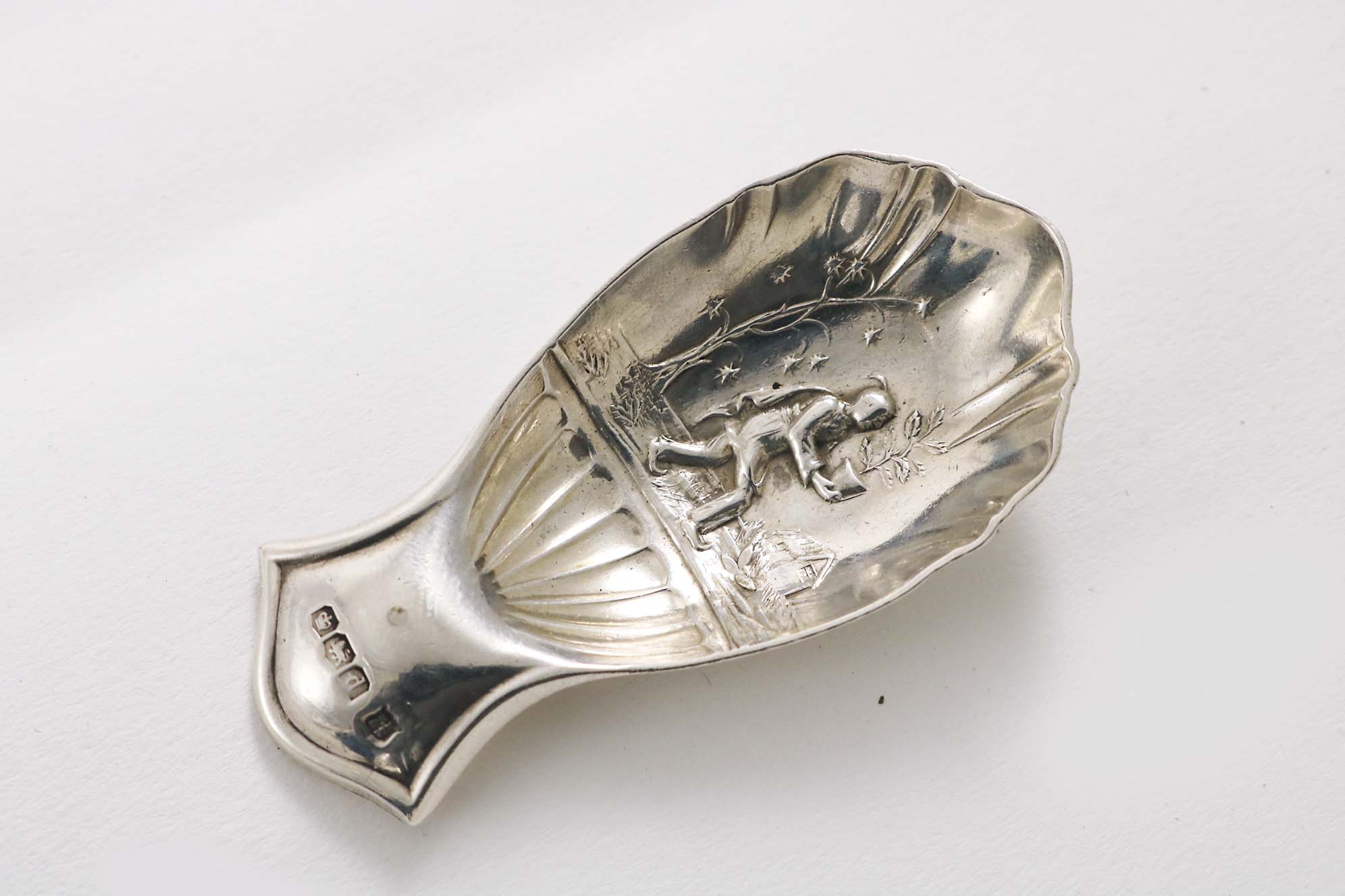 AN EARLY 20TH CENTURY "STAMPED" CADDY SPOON with a tea planter in the bhowl, by T. Bradbury &