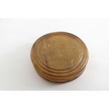 AN 18TH CENTURY CIRCULAR PRESSED HORN TOBACCO BOX with a moulded border, the cover depicting
