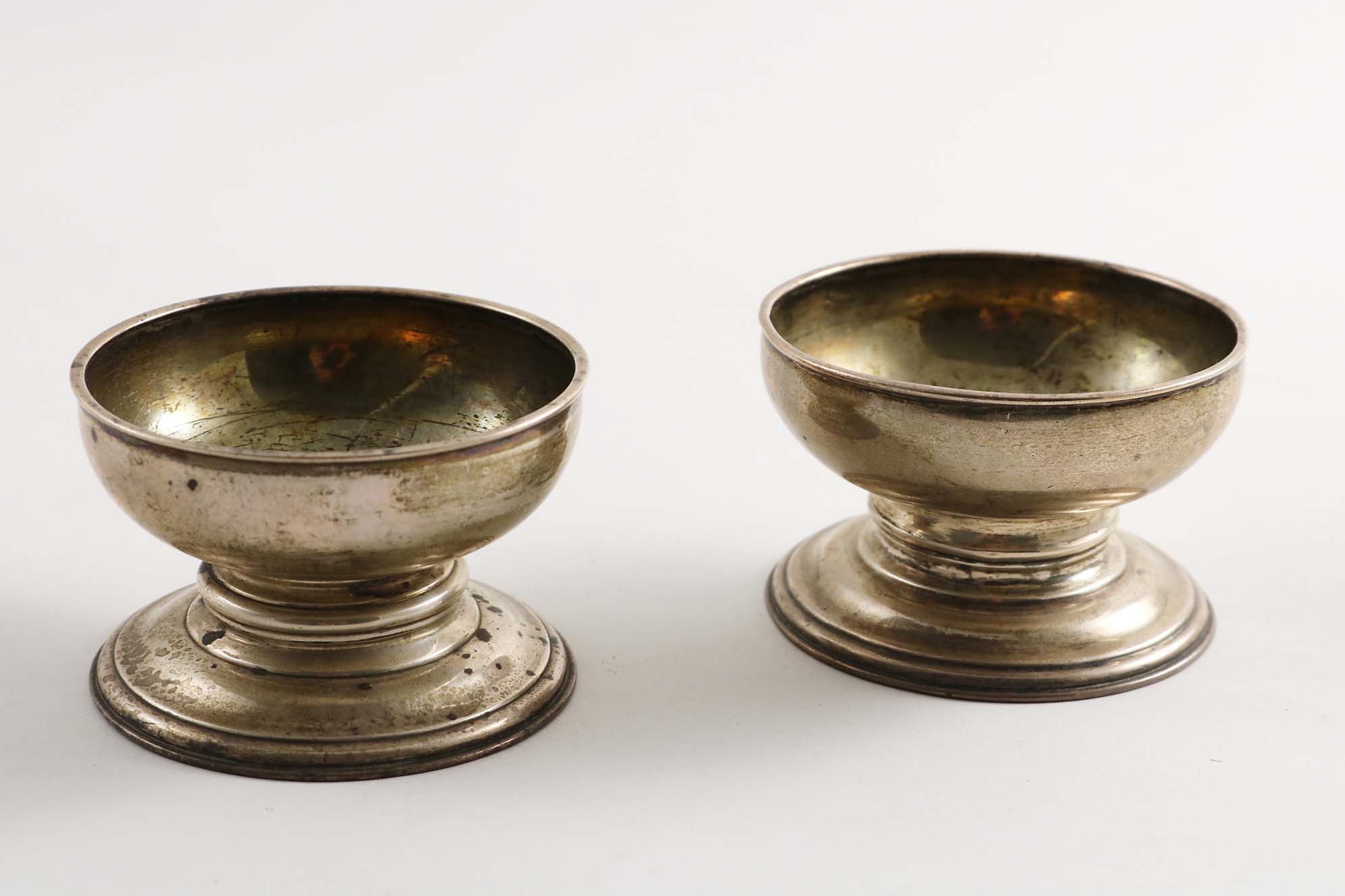 A PAIR OF EARLY GEORGE II SPOOL-SHAPED SALTS with gilt interiors, by James Smith, London 1730/31; 3"