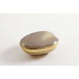 AN EARLY 19TH CENTURY GOLD-MOUNTED AGATE SNUFF BOX of shaped oval outline with a rounded body & flat