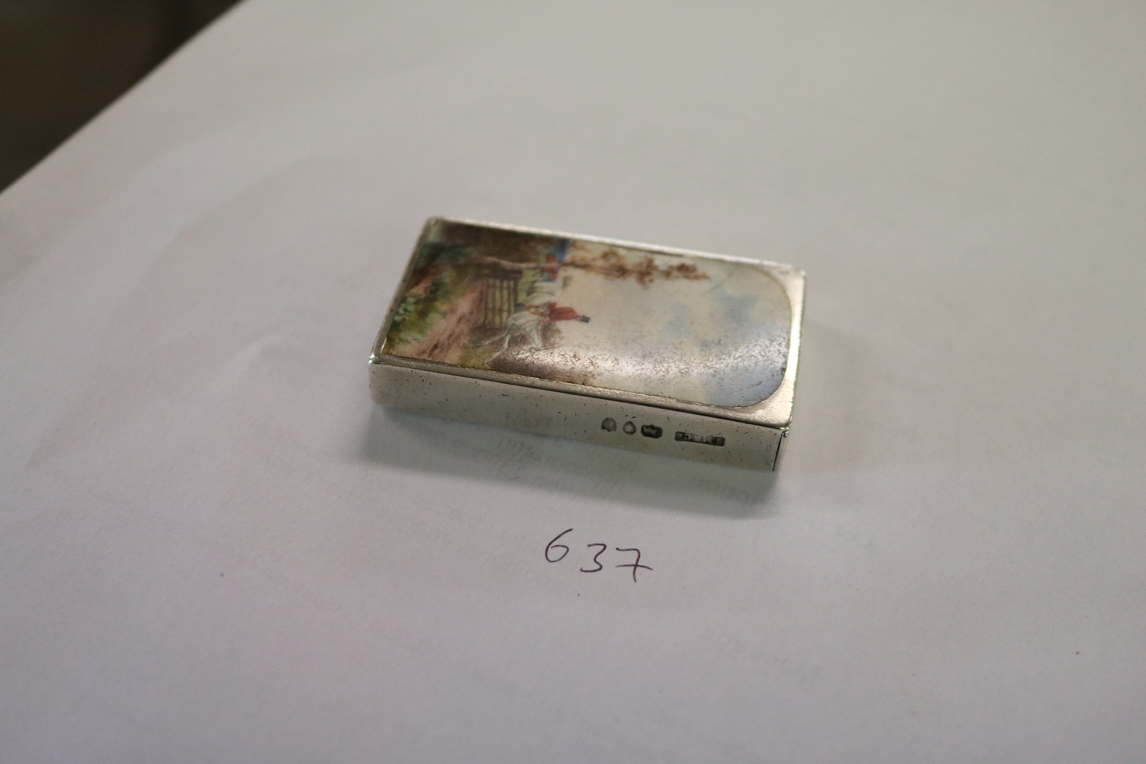 A VICTORIAN RECTANGULAR VESTA CASE with a flip cover, enamelled on the front with a huntsman on a - Image 4 of 4