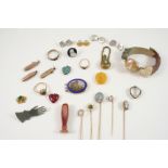 A QUANTITY OF JEWELLERY including an agate seal, a diamond stick pin and four other assorted stick