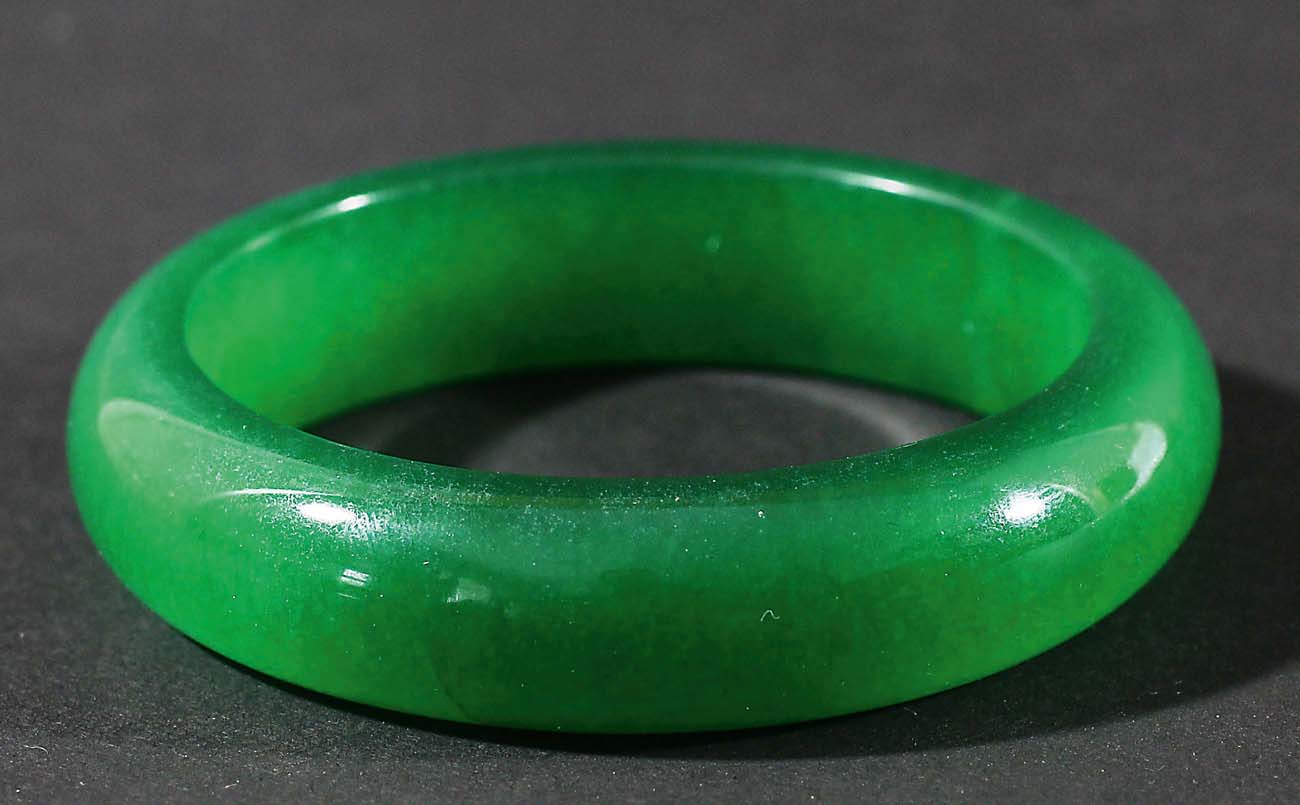 CHINESE GREEN JADEITE BANGLE, diameter 8cm