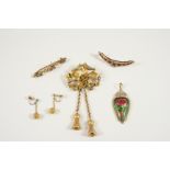 A QUANTITY OF JEWELLERY including a gold and turquoise set fancy bow brooch, a 15ct. gold
